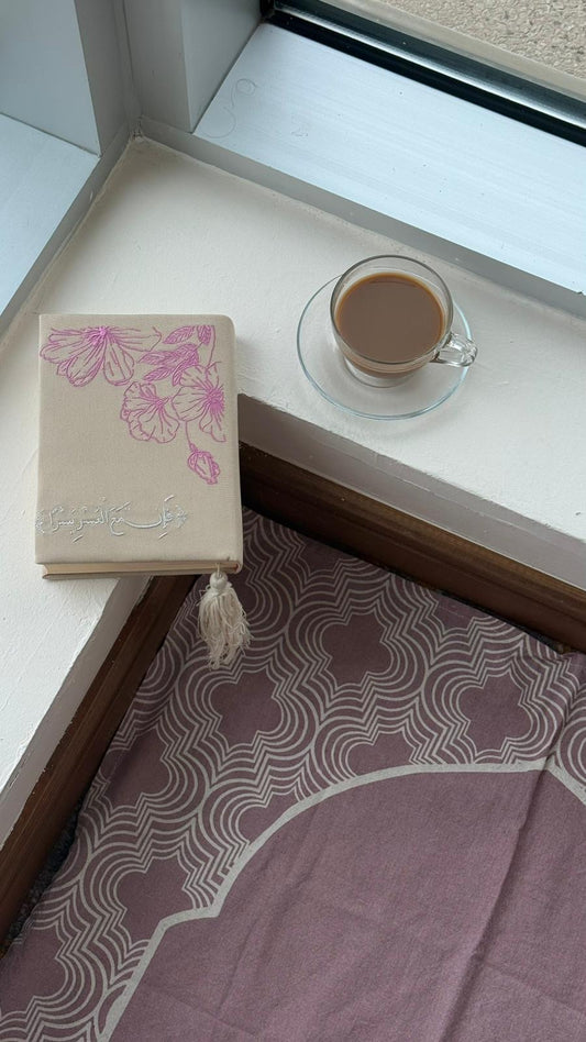 غلاف ملاذ باللون الوردي