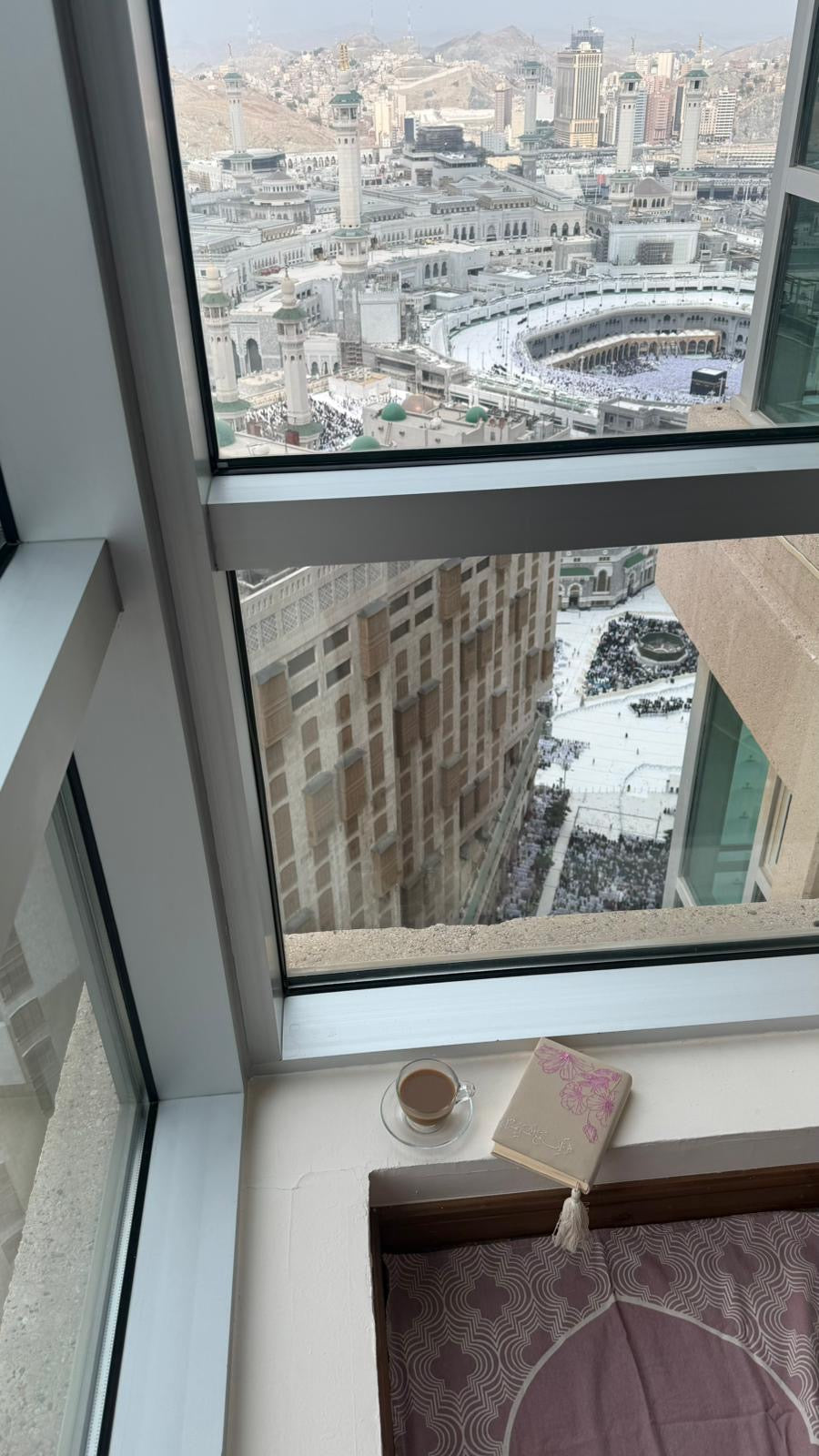 غلاف ملاذ باللون الوردي